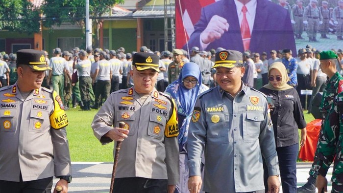 Kapolres Blitar menghadiri apel Satlinmas