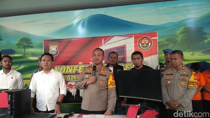 Kapolrestabes Makassar Kombes Mokhamad Ngajib saat rilis penangkapan pelaku judi online.