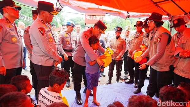 Kapolri Kunjungi Tenda Pengungsi Erupsi Gunung Lewotobi