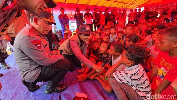 Kapolri Kunjungi Tenda Pengungsi Erupsi Gunung Lewotobi