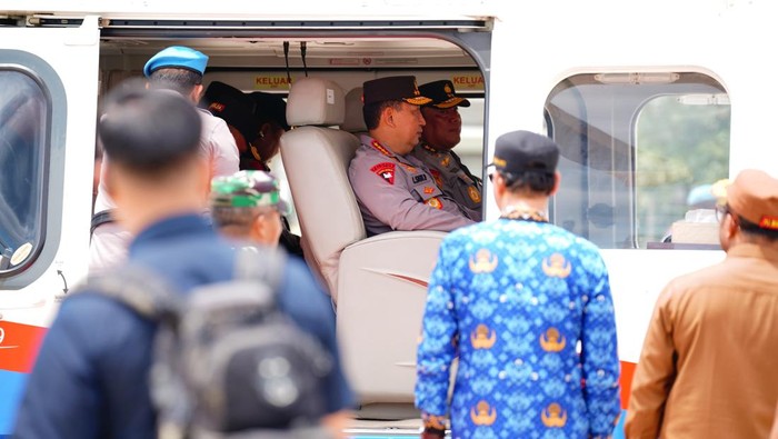 Kapolri Jenderal Listyo Sigit Prabowo tinjau pengungsi Lewotobi
