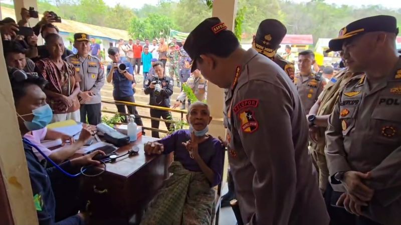 Kapolri Jenderal Lisyo Sigit Prabowo mengunjungi sejumlah posko pengungsian bencana erupsi Gunung Lewotobi