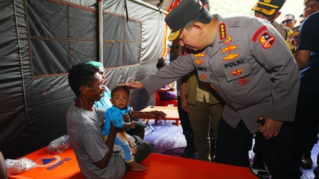 Kapolri Jenguk Anak Korban Erupsi Lewotobi di Posko Kesehatan Pengungsian