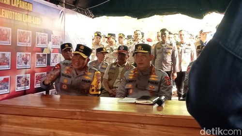 Rombongan Kapolri dan Kapolda NTT tiba di Desa Konga, Senin (18/11/2024). (Yurgo Purab/detikBali)