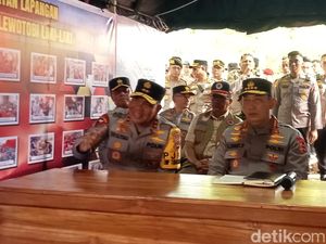 Tiba dengan Helikopter, Kapolri Tinjau Posko Pengungsi Erupsi Lewotobi
