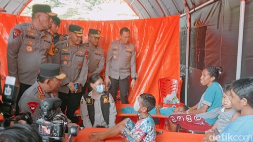 Kapolri tengah mengunjungi warga di Posko Kesehatan dan anak-anak di Desa Konga, Kecamatan Titehena,  Flores Timur, Senin (18/11/2024). (Yurgo Purab/detikBali)