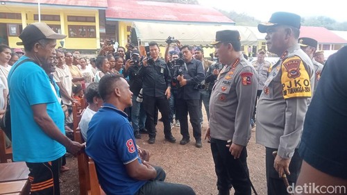 Kapolri Listyo Sigit Prabowo berbincang dengan pengungsi erupsi Lewotobi Laki-laki di Flores Timur, NTT, Senin (18/11/2024).