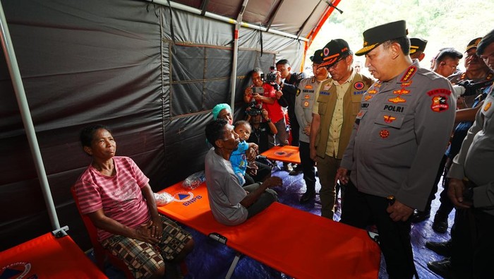 Kapolri Tinjau Posko Pengungsian Erupsi Gunung Lewotobi