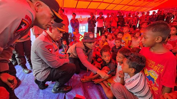 Kapolri Tinjau Posko Pengungsian Erupsi Gunung Lewotobi