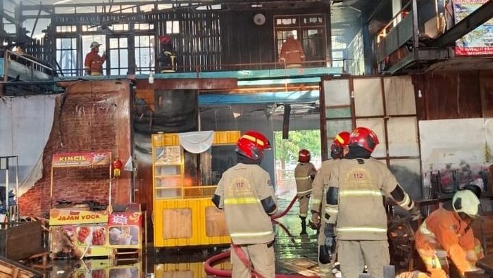Kebakaran cafe dan bengkel cat di SurabayaA