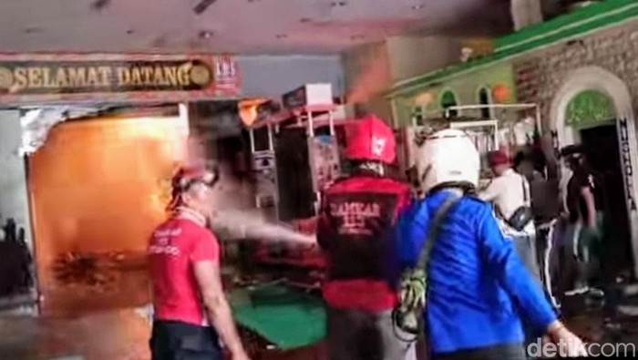 Kebakaran swalayan di Situbondo