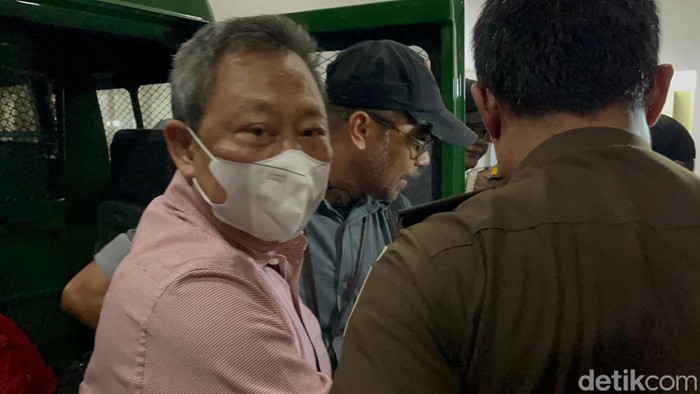 Kejagung menangkap tersangka kasus korupsi komoditas timah, Hendry Lie. (Rumondang/detikcom)