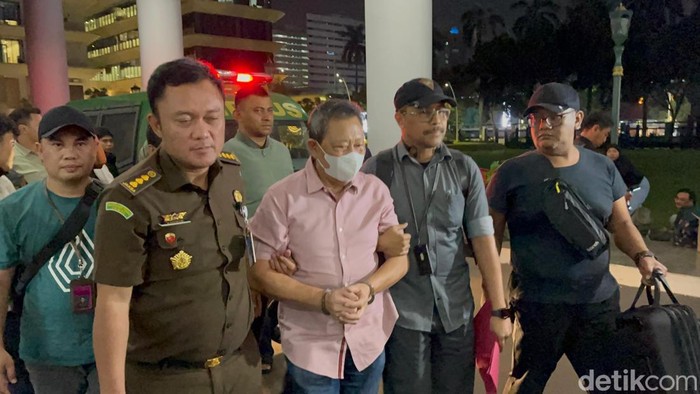 Kejagung menangkap tersangka kasus korupsi komoditas timah, Hendry Lie. (Rumondang/detikcom)