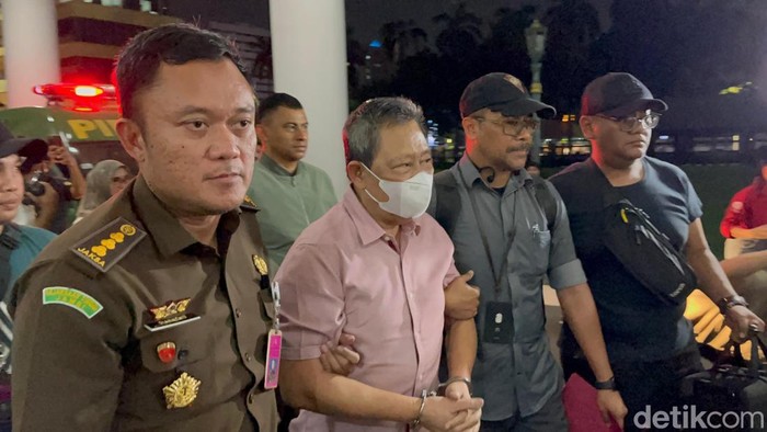 Kejagung menangkap tersangka kasus korupsi komoditas timah, Hendry Lie. (Rumondang/detikcom)