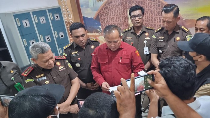 Kejati Papua Barat merilis kasus korupsi proyek jalan yang menjerat Kepala Dinas PUPR Papua Barat.