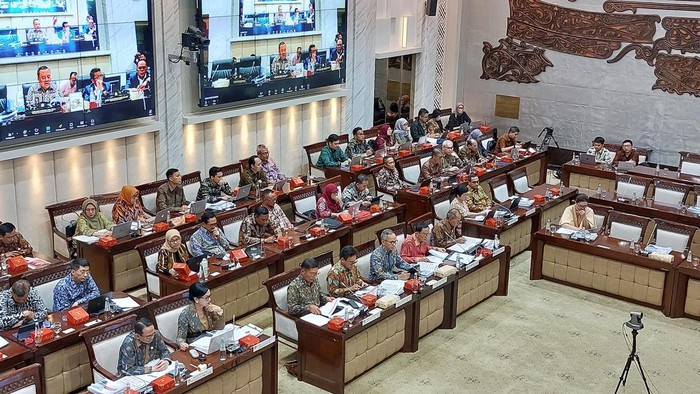 Ketua Dewan Komisioner Otoritas Jasa Keuangan (OJK) Mahendra Siregar dalam Rapat Kerja (Raker) bersama Komisi XI DPR RI, Jakarta, Senin (18/11/2024).