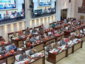Bos OJK Bicara soal Pelemahan Ekonomi Dunia, Singgung Kemenangan Trump