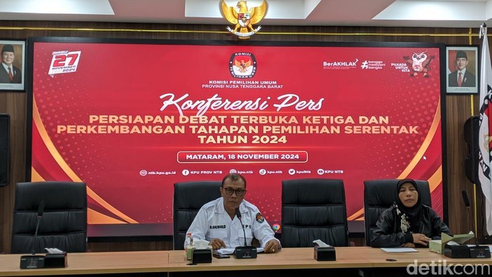 Ketua KPU NTB Muhammad Khuwailid saat konferensi pers di kantor KPU NTB, Senin (18/11/2024). (Foto: Ahmad Viqi/detikBali)