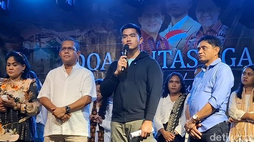 Ketua Umum PSI Kaesang Pangarep saat menghadiri doa lintas agama di Pantai LLBK, Kecamatan Kota Lama, Kota Kupang, NTT, Senin (18/11/2024) malam.