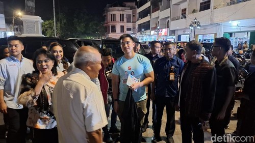 Ketua Umum PSI Kaesang Pangarep saat tiba di Pantai LLBK, Kecamatan Kota Lama, Kota Kupang, NTT, Senin (18/11/2024) malam. (Foto: Yufengki Bria/detikBali)
