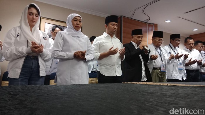 Khofifah-Emil berdoa sebelum debat pamungkas