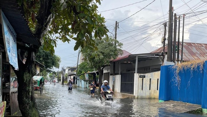 Kondisi ruas jalan yang terendam banjir di Medan Helvetia. (Foto: Istimewa).