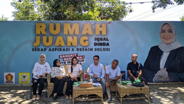 Juru Bicara Iqbal-Dinda, Adhar Hakim (tengah), saat konferensi pers di Mataram, NTB, Senin (18/11/2024). Iqbal-Dinda akan menyelenggarakan dua kampanye akbar di Lombok Timur dan Lombok Tengah.