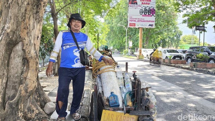 Kosasih dan gerobak las kelilingnya