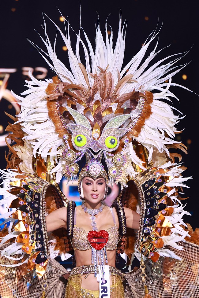 Miss Aruba, Anouk Eman, tampil dengan berpakaian seperti burung hantu penggali Aruban yang terancam punah. Foto: Getty Images