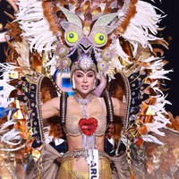 Miss Aruba, Anouk Eman, tampil dengan berpakaian seperti burung hantu penggali Aruban yang terancam punah. Foto: Getty Images