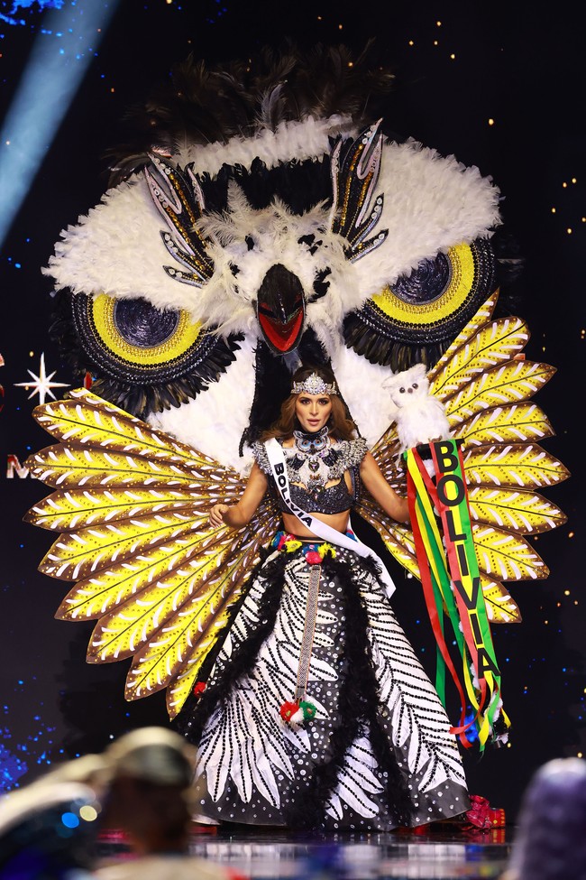 Miss Bolivia, Juliana Barrientos, naik ke panggung dengan penampilan yang terinspirasi dari dukun — lengkap dengan boneka burung hantu. Foto: Getty Images