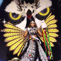 Miss Bolivia, Juliana Barrientos, naik ke panggung dengan penampilan yang terinspirasi dari dukun — lengkap dengan boneka burung hantu. Foto: Getty Images