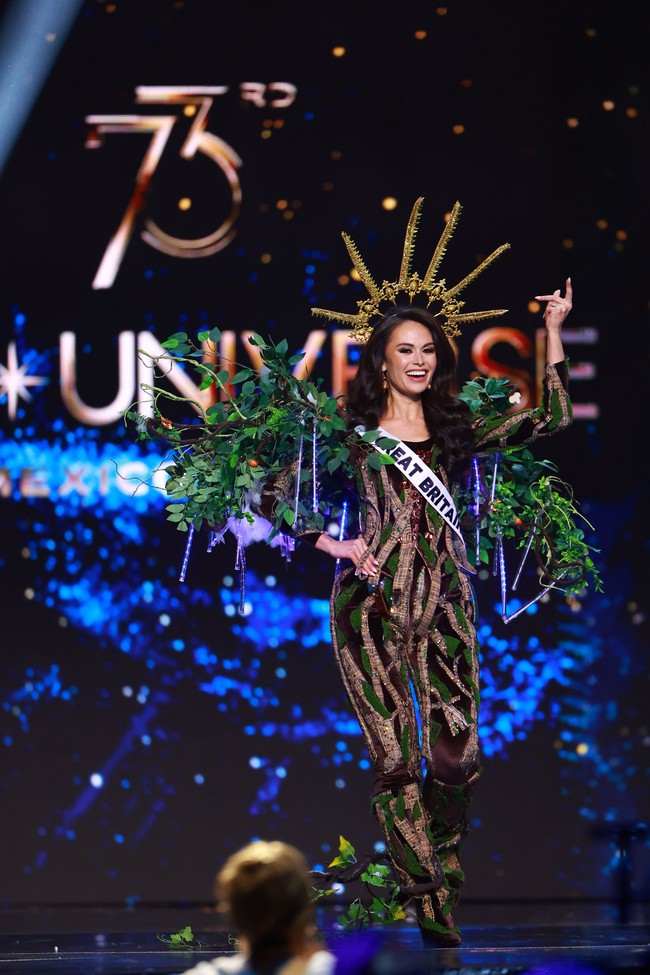 Miss Great Britain Christina Chalk memakai kostum berlapis dedaunan yang terinspirasi oleh 121 juta pohon ek di Inggris. Foto: Getty Images