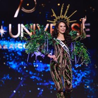 Miss Great Britain Christina Chalk memakai kostum berlapis dedaunan yang terinspirasi oleh 121 juta pohon ek di Inggris. Foto: Getty Images