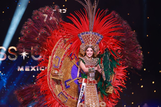 Miss Mexico, Maria Fernanda Beltran, mengenakan kostum bulu dengan dominasi warna merah. Foto: Getty Images