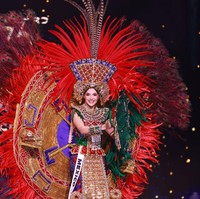 Miss Mexico, Maria Fernanda Beltran, mengenakan kostum bulu dengan dominasi warna merah. Foto: Getty Images