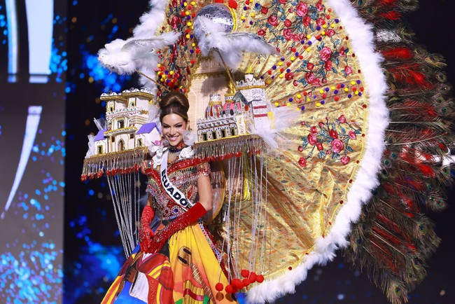 Miss Ecuador, Tema Mara, berjalan di atas panggung dengan berpakaian seperti pusat bersejarah ibu kota Quito, dengan gereja San Francisco dan Santo Domingo bertengger di bahunya. Foto: Getty Images