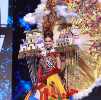 Miss Ecuador, Tema Mara, berjalan di atas panggung dengan berpakaian seperti pusat bersejarah ibu kota Quito, dengan gereja San Francisco dan Santo Domingo bertengger di bahunya. Foto: Getty Images