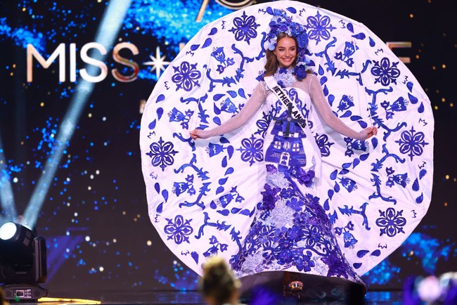 Miss Netherland Faoth Landman mengangkat budaya keramik yang terkenal di Belanda dengan memakai kostum piring besar. Foto: Getty Images