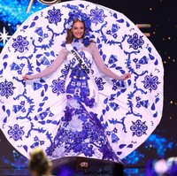 Miss Netherland Faoth Landman mengangkat budaya keramik yang terkenal di Belanda dengan memakai kostum piring besar. Foto: Getty Images