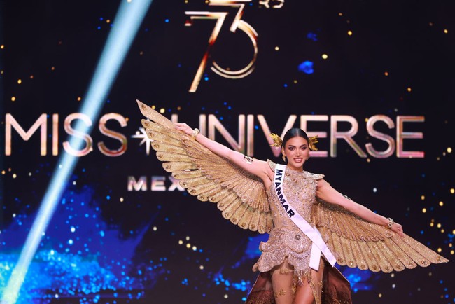 Miss Myanmar, Thet San Andersen, mengenakan kostum burung hantu emas dan memperlihatkan sepasang sayap berkilau. Foto: Getty Images
