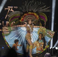 Miss Colombia Emilia Dides memakai kostum bulu yang dramatis. Foto: AP/Fernando Llano