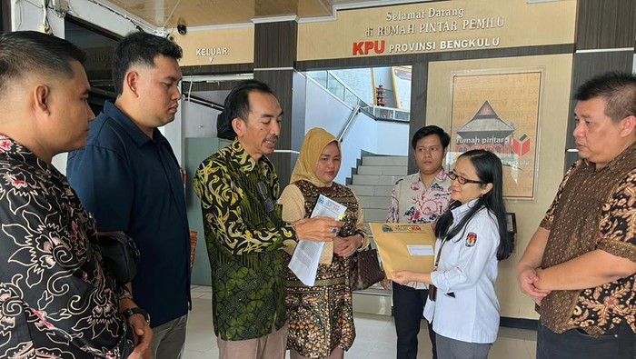 Kuasa Hukum Helmi-Mian, Agustam Rachman menyerahkan somasi ke KPU Bengkulu.