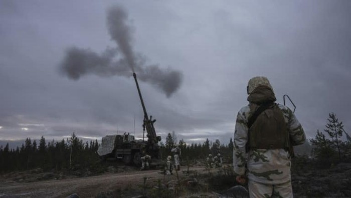 French soldiers firing a Ceasar howitzer Sunday during the NATO exercise in Lapland, Finland (Jonathan NACKSTRAND/AFP)