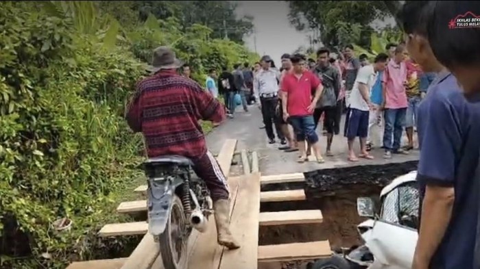 Lokasi jalan penghubung Desa di OKU Selatan yang Amblas