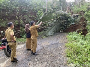 Tebing 30 Meter Longsor Putus Akses 2 Kecamatan di Banjarnegara