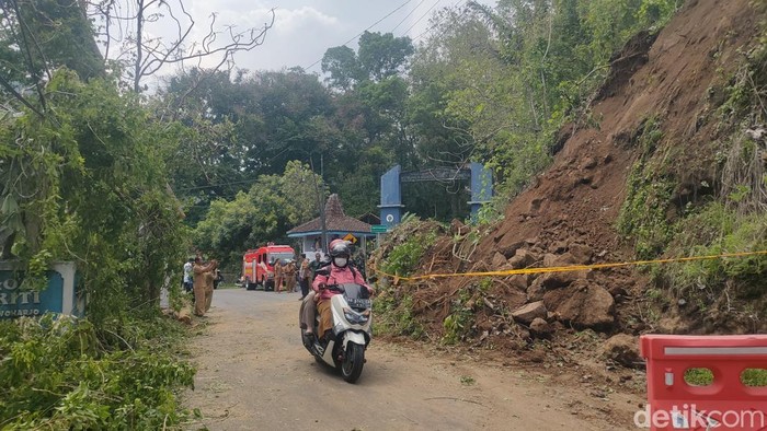 Kondisi jalur Dekso - Samigaluh, Kulon Progo yang sempat tertutup longsor, Senin (18/11/2024).