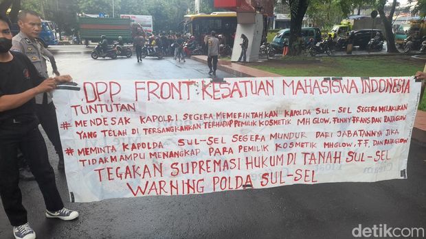 Mahasiswa di Makassar menggelar unjuk rasa agar Polda Sulsel segera menahan tiga tersangka kasus skincare merkuri. Nurhidayat Said/detikSulsel