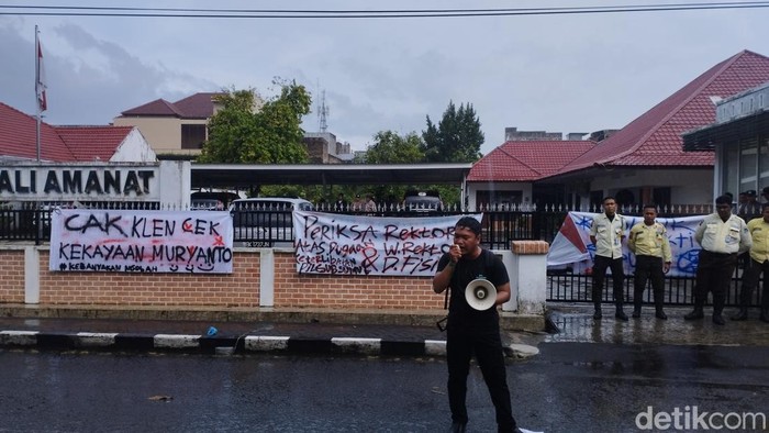 Mahasiswa USU saat unjuk rasa di depan kantor WMA USU. (Foto: Kartika Sari/detikSumut).