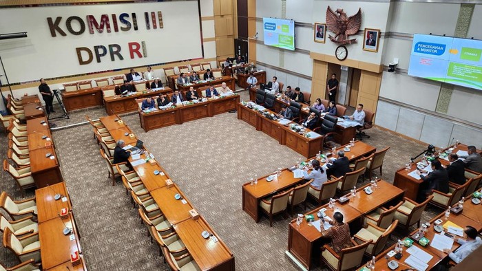 Mantan Direktur Penuntutan KPK, Fitroh Rohcahyanto, menjalani uji kelayakan dan kepatutan Calon Pimpinan (Capim) KPK di DPR RI.